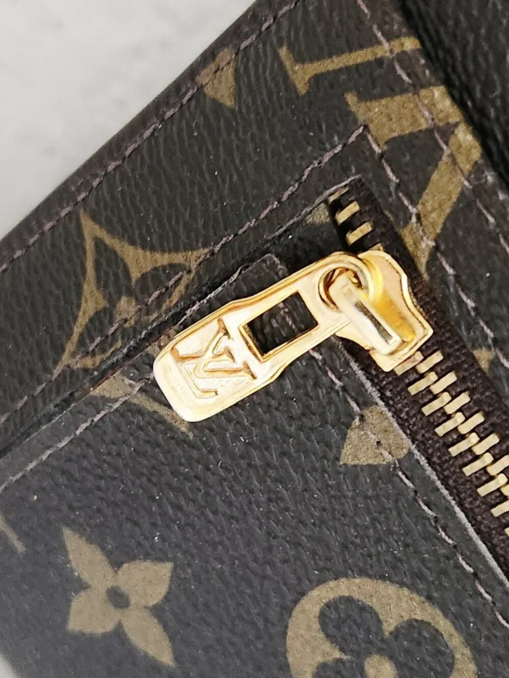 New Womens Louis Vuitton Monogramed Wallet W/Check Book Insert